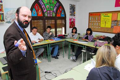 El profesor Carlos Martínez Aguirre con su grupo de alumnos de Latín