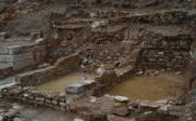 Muros reventados y suelos inundados en los restos de lo que fue una zona de tiendas de la antigua ciudad romana. La imagen la tomó ayer el catedrático zaragozano Manuel Martín Bueno